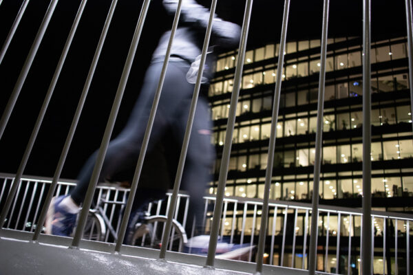 Runner on bridge - streetfoto - fotokunst